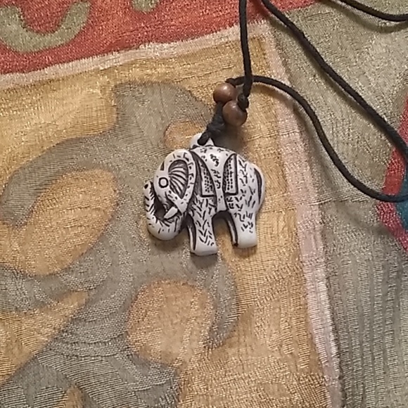 black and white elephant necklace 🐘,❤️💯 - Picture 1 of 5